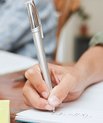 En elev skriver i sit matematikhæfte