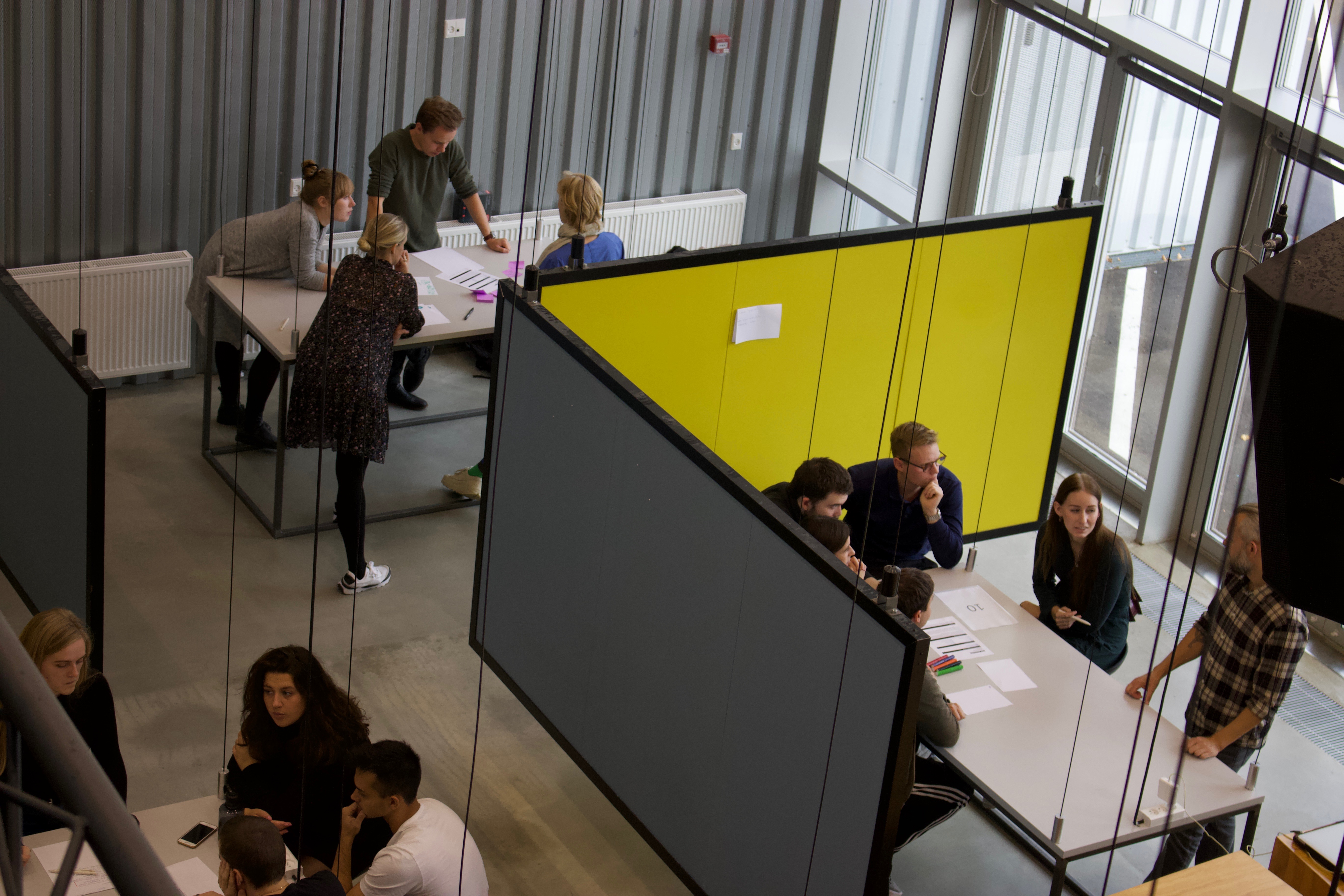 De studerende arbejder hårdt på deres cases i CampusHuset i Silkeborg. Foto: Charlotte Møller Nygaard